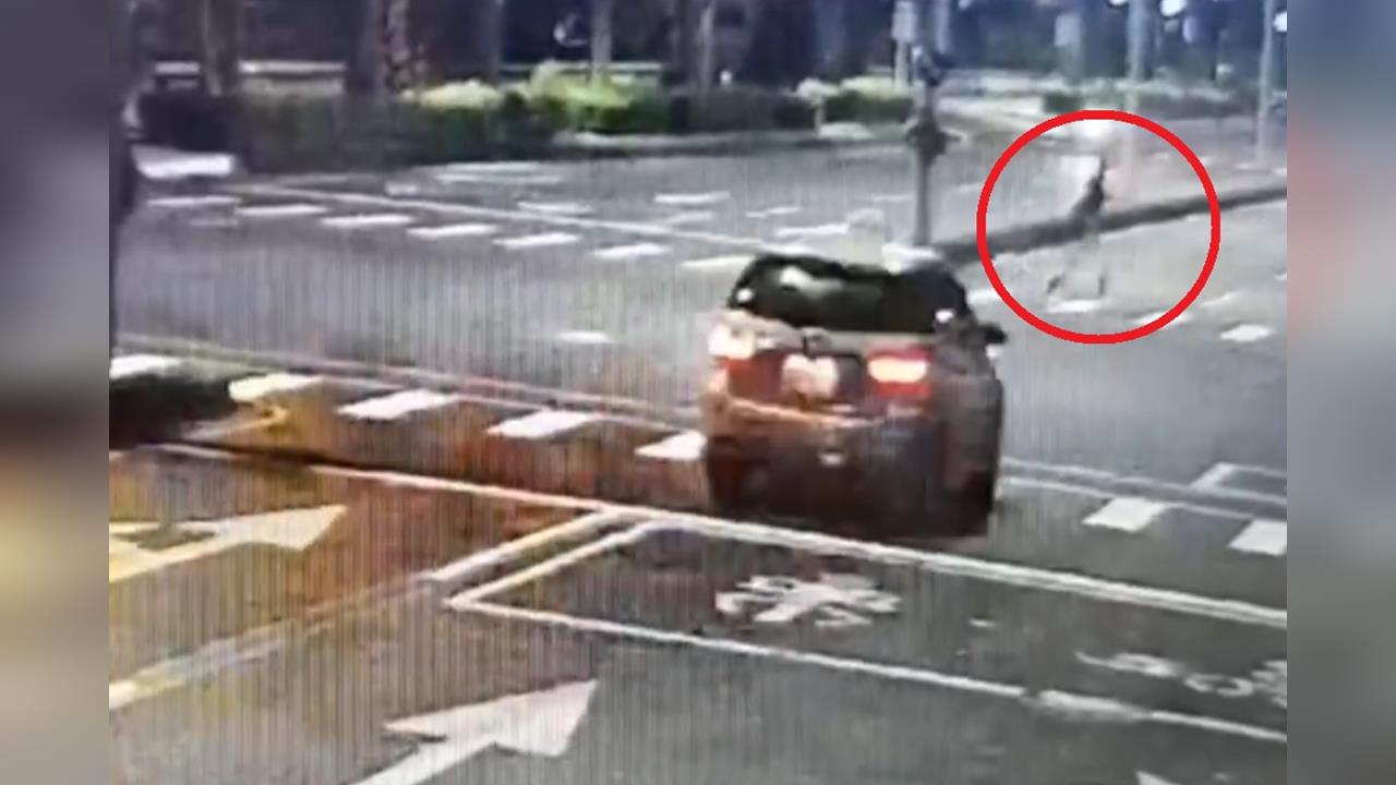 快新聞/高雄女行人深夜過馬路竟闖紅燈 遭小黃撞飛送醫不治