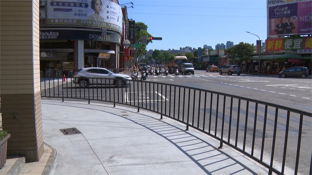 獨家／高雄拚改善行人安全　路口首設「行人護欄」網讚聲一片