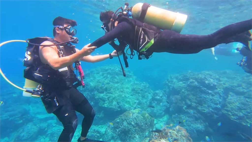 到綠島當水系女孩「海中慌亂」畫面曝光　孫女驚喊：想回家了