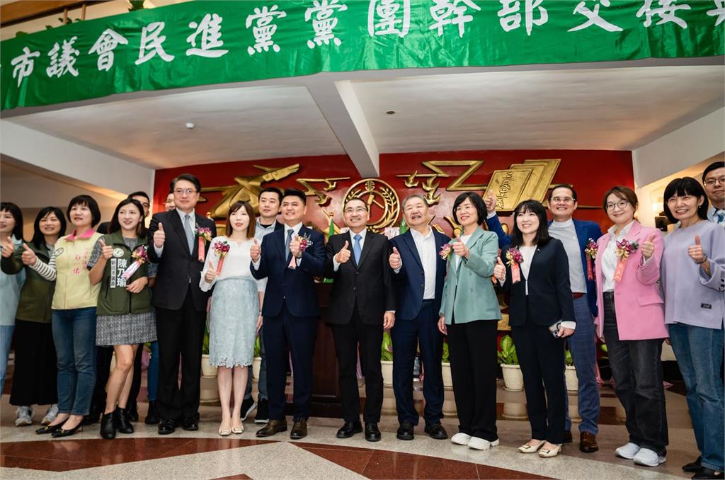 快新聞／綠新北議會黨團幹部交接　蘇巧慧同台林右昌喊：共同讓新北更好