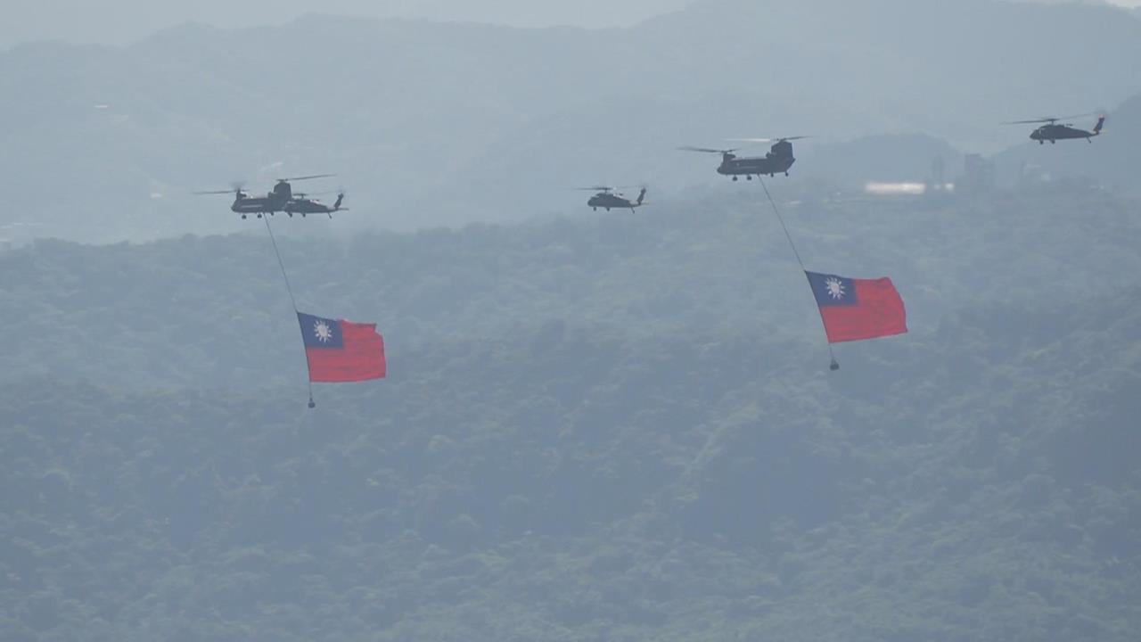 快新聞/國慶壓軸超震撼! 雷虎勇鷹高教機噴彩煙飛越總統府