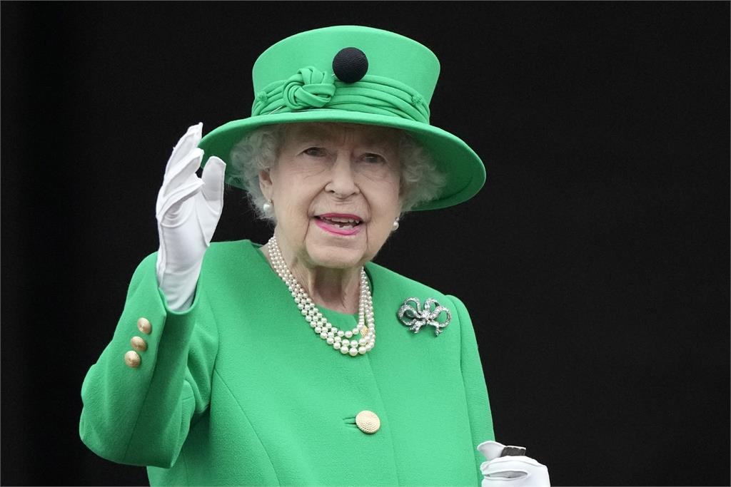 英女王從未公開「最後肖像照」曝光！國葬前夕紀念「白金禧」全網哀悼