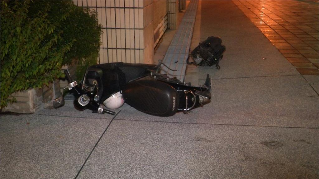 砰！路口擦撞汽車 機車噴飛斷成兩截