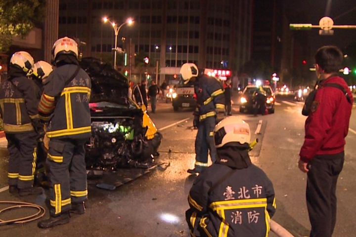 貪快！機車騎士違規左轉 小黃閃避失控撞爛