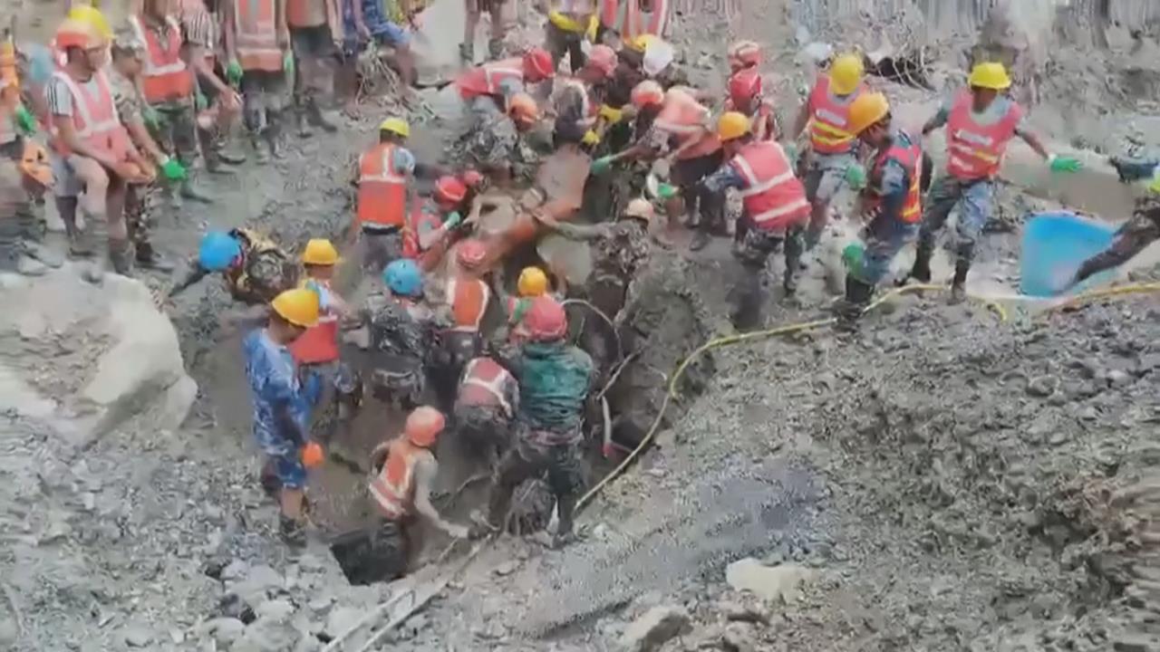 受困9天！尼泊爾2隧道工人重見天日　中國救難災區「大火快炒」忙宣傳