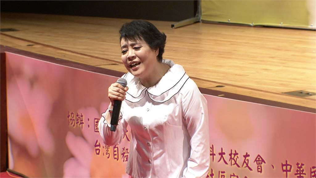 八八節快樂!  知名聲樂家簡文秀高歌 2500人唱和