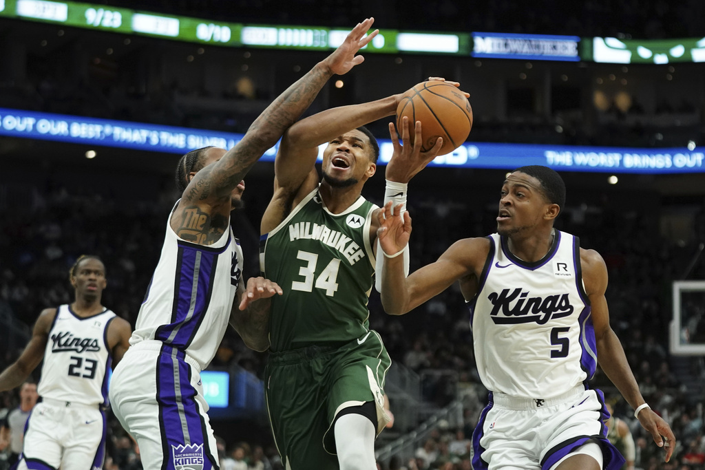 NBA(影)/字母哥生涯大三元寫新里程碑 帶領公鹿中斷國王連勝紀錄