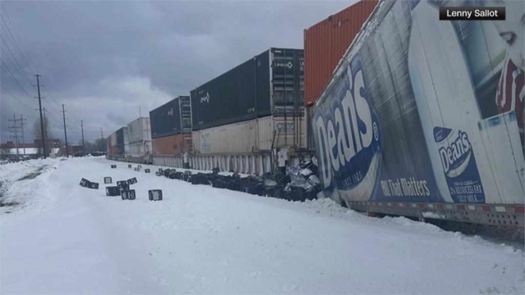 驚險瞬間！　賓州送牛奶卡車　「卡積雪鐵軌」遭火車撞擊