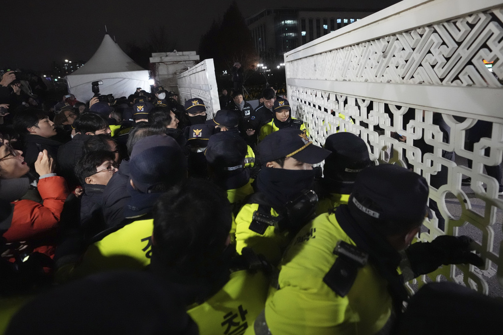 南韓軍人突然離開國會! 民眾狂拍手