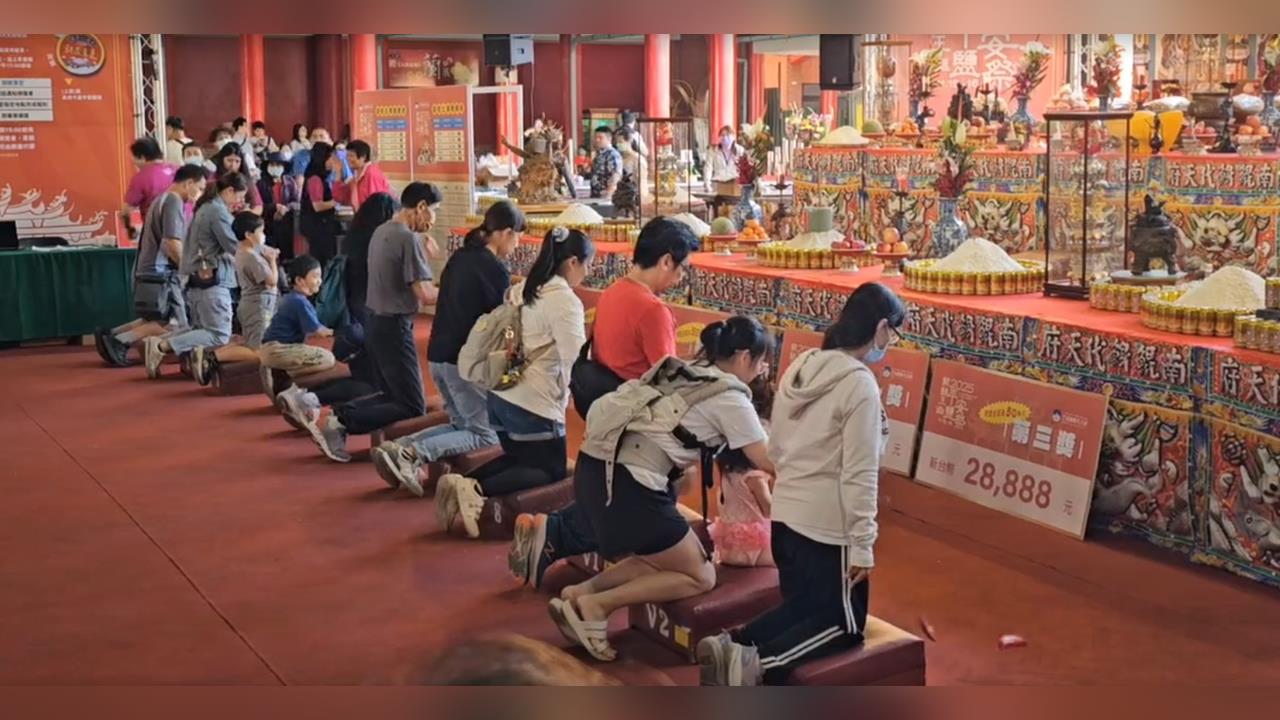 台南鯤鯓王平安鹽祭登場　女童擲「12杯」抱走16萬大獎
