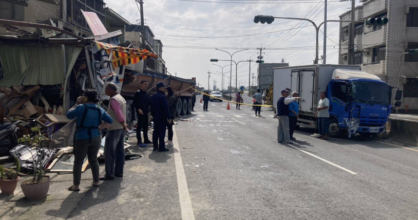 快訊／嘉義朴子砂石車撞進早餐店！　至少釀3傷