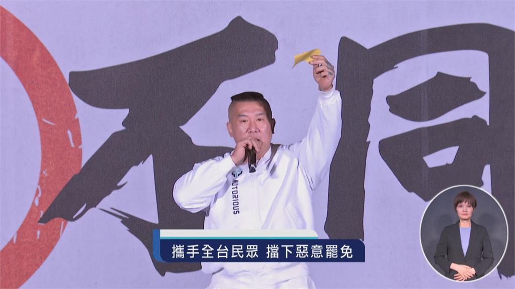 快新聞／最新！藍白凱道反罷選前之夜 　「館長」陳之漢台上助講慘遭鬧場撒冥紙