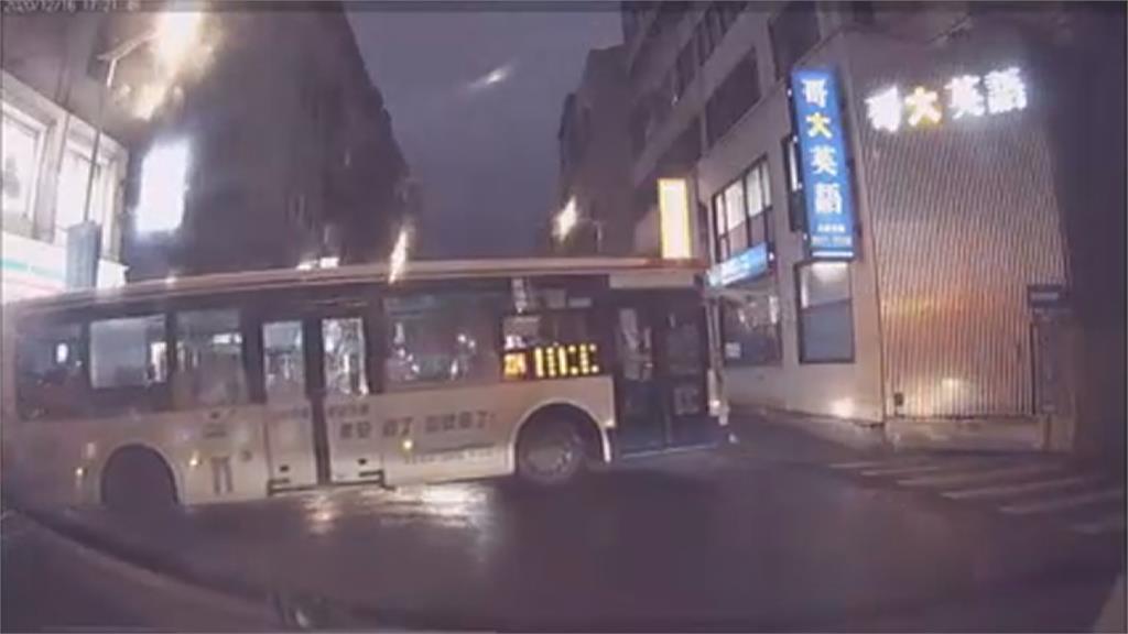 扯！公車司機開過頭 硬在狹路迴轉 撞斷告示牌又險撞人