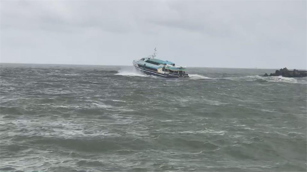 巴威颱風影響 南台灣風浪增　澎湖2人騎水上摩托車落海
