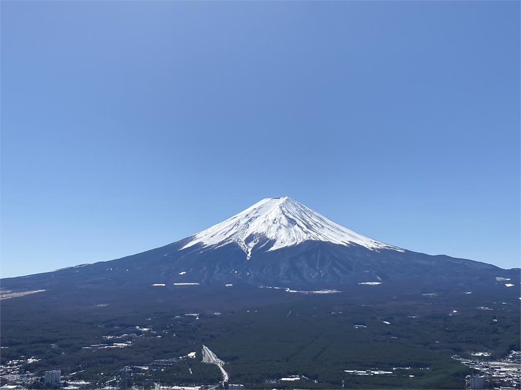 快新聞／台灣登山隊在富士山亂綁布條　網怒：不要在日本丟臉