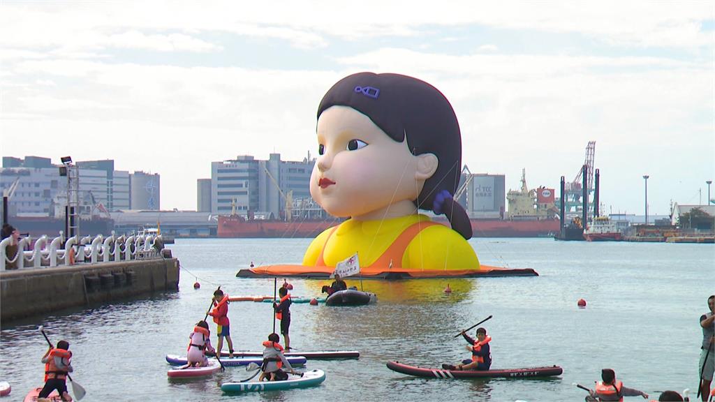 超巨大「英熙娃娃」矗立愛河灣！　魷魚遊戲進攻高雄港辦粉紅趴