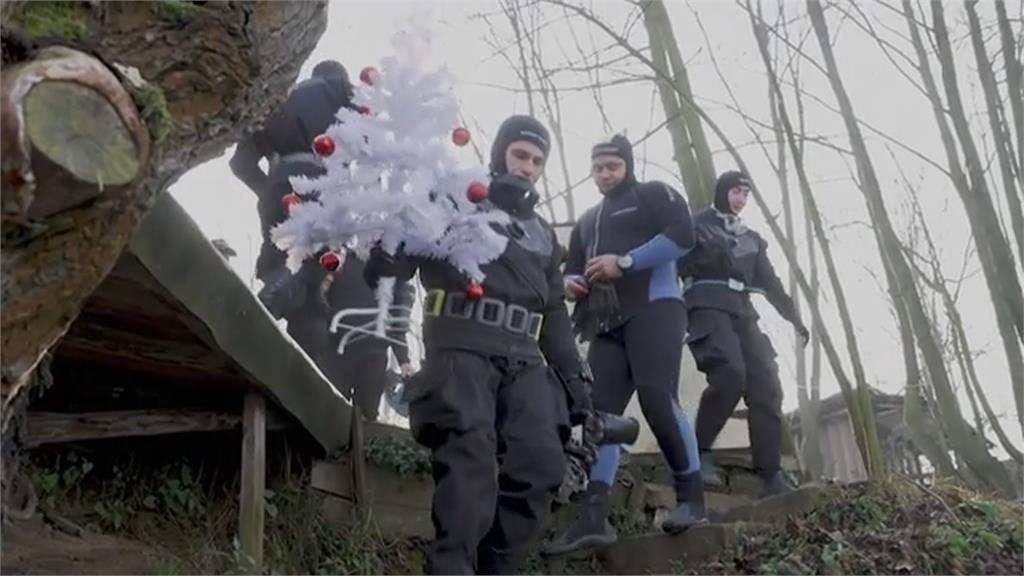 營造節慶氛圍　波士尼亞老兵潛入湖中放置耶誕樹