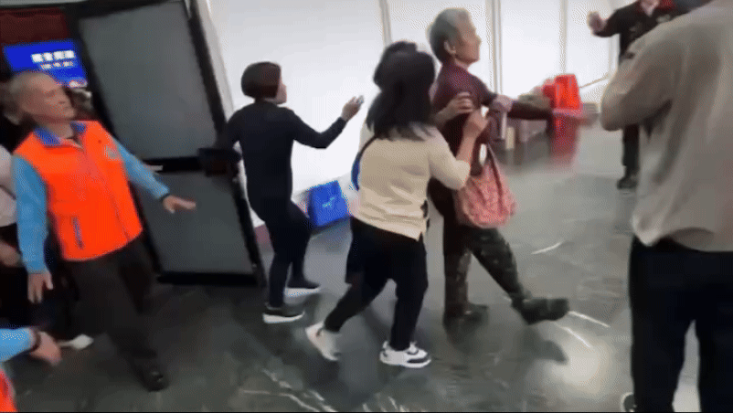 快新聞／師鐸獎退休師「葉霸」嗆傅崐萁竟遭架離　媒體人示警：立委面對罷免應深思