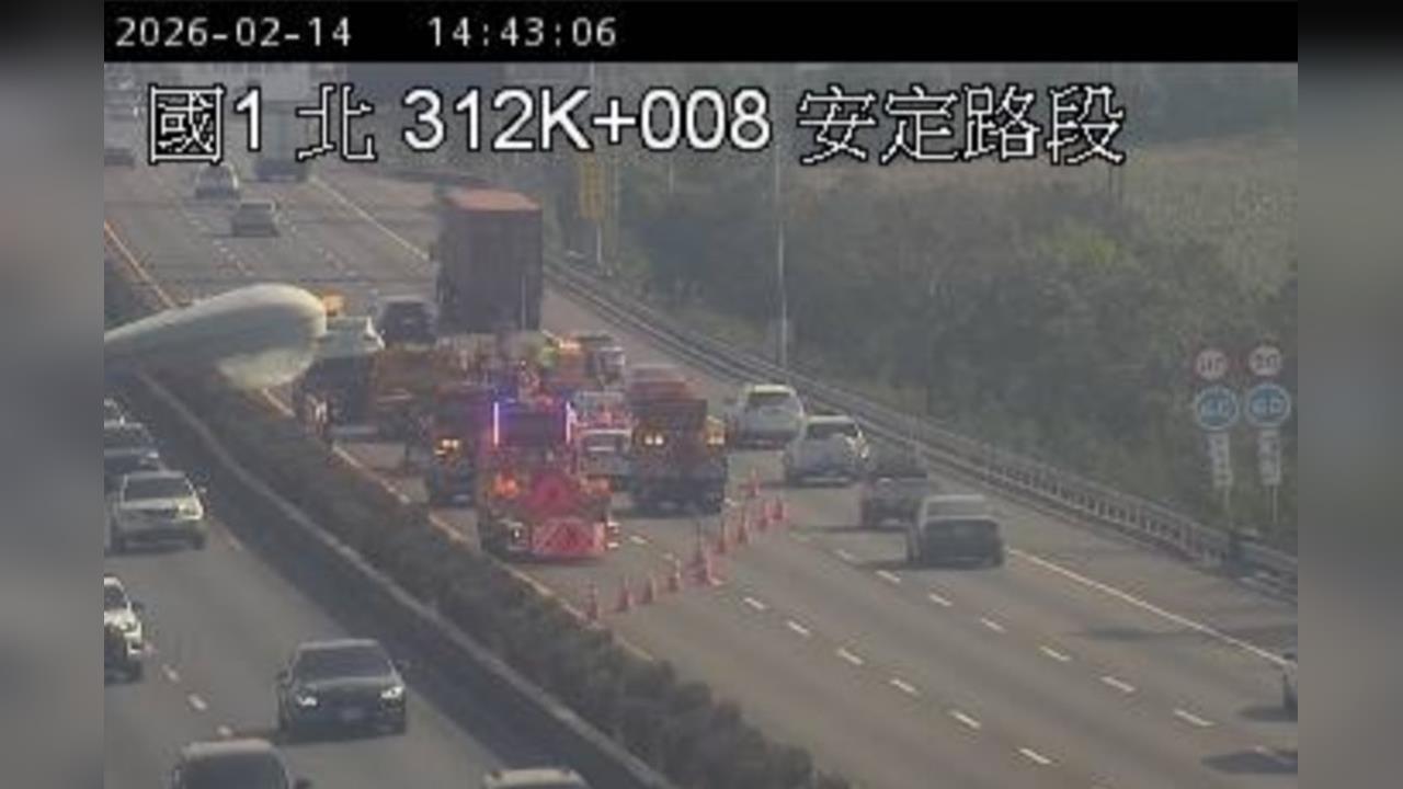 最新/返鄉注意!國1回堵5公里 1車遭撞翻卡路中畫面曝