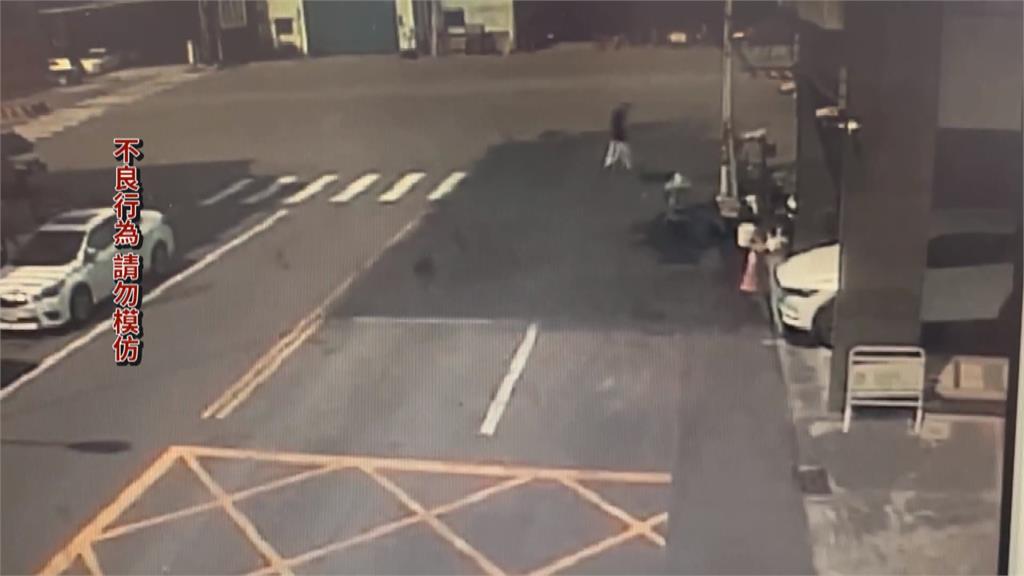 脫序！彰化市頭痛人物「高舉柵欄丟路中央」　鄰居：他曾亂扔煙火險炸傷人