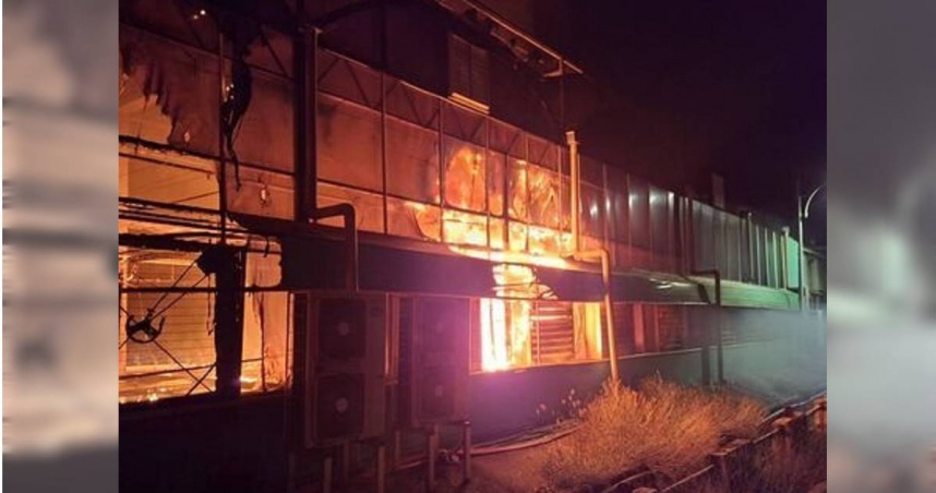 台南後壁凌晨火警！蘭花外銷廠驚傳烈焰吞噬　15車急馳滅火保園區