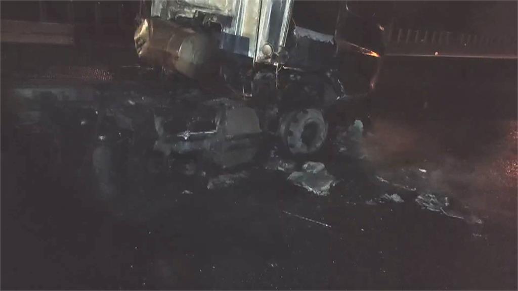 砂石車閃避機車翻覆起火　車頭秒變大火球　駕駛及時逃生