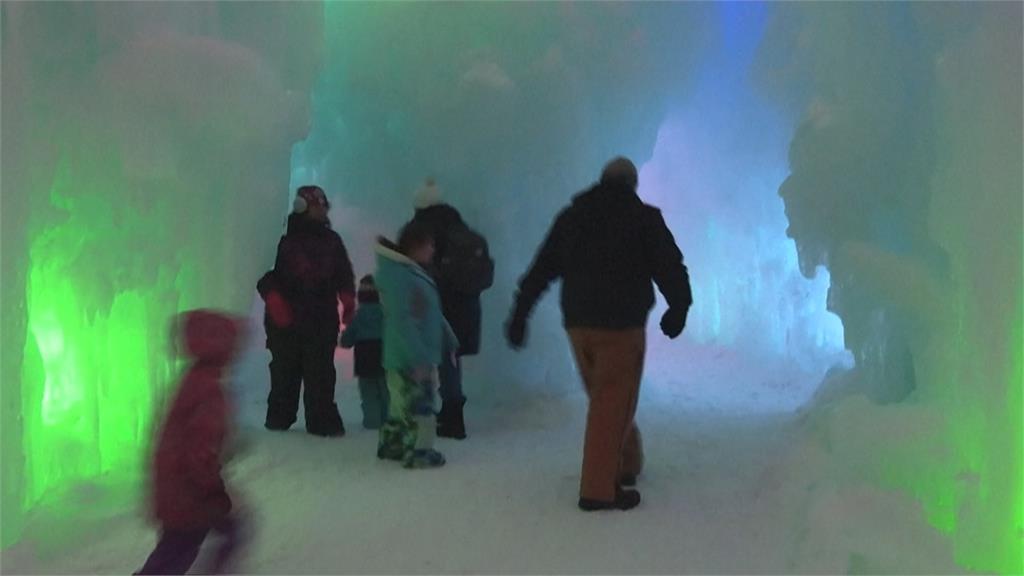 美國冬季「冰雪城堡」超夢幻　壯觀冰雕吸引遊客朝聖
