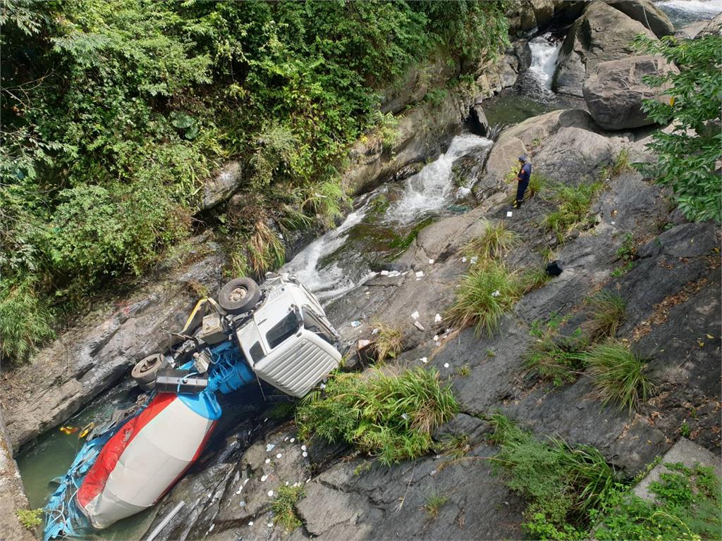 快新聞／疑車速過快自撞橋緣！水泥車翻落台7線橋下　駕駛幸脫困