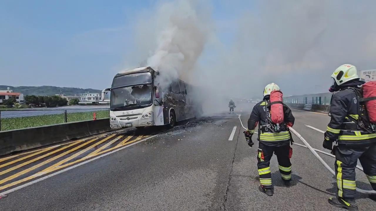 國一驚悚火燒車! 客運「燒成火球」 9乘客驚險逃生