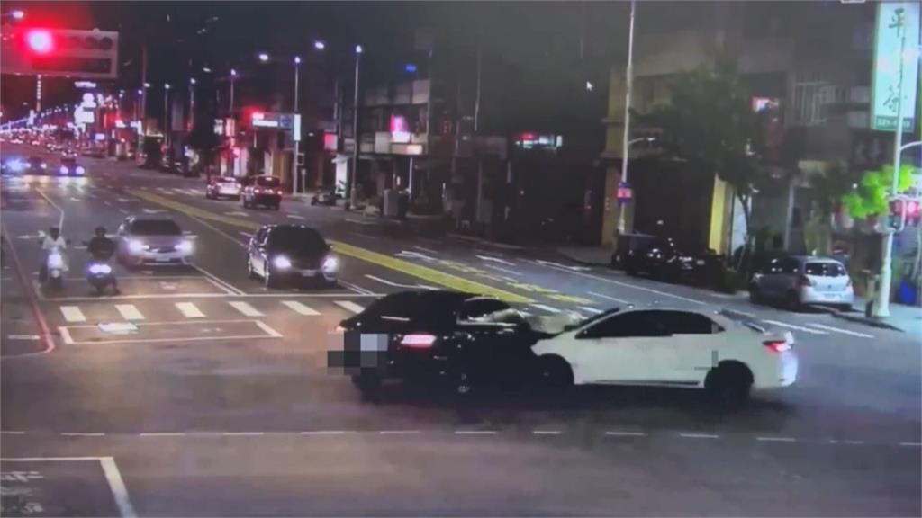 驚悚對撞！疑違規左轉撞上直行車　波及騎士3人傷