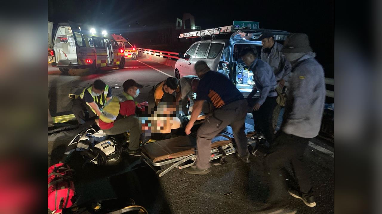 快新聞/台東爆嚴重車禍!雙載機車疑撞上工程車 夫妻2人送醫搶救不治