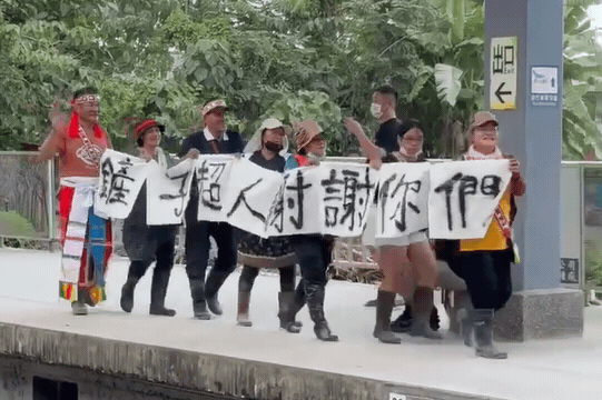 光復車站感動1幕！災民穿族服90度鞠躬「布條寫8字」志工全哭：你們才辛苦