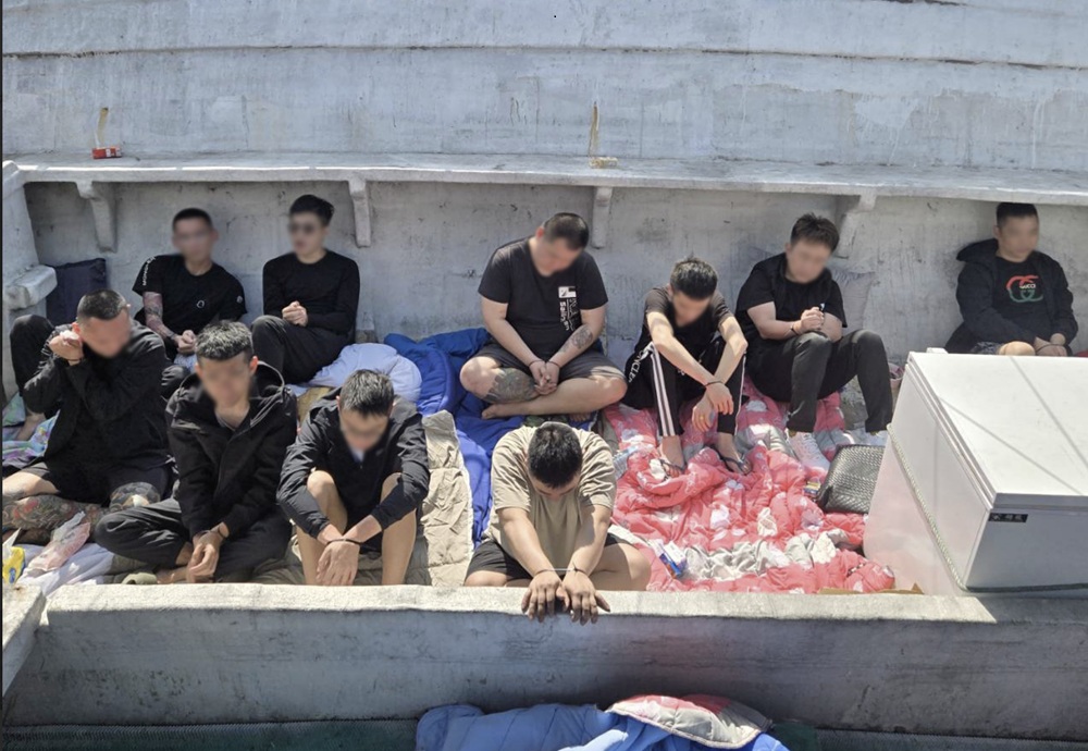 漁船涉嫌偷渡出境　海巡員西南部海域逮獲10通緝犯