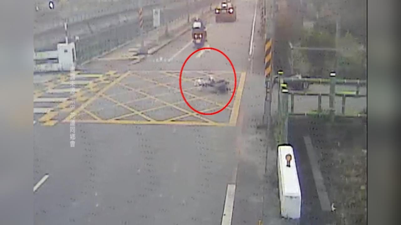 2機車擦撞！騎士摔溝　比熊犬受驚嚇拖著狗窩四處亂竄