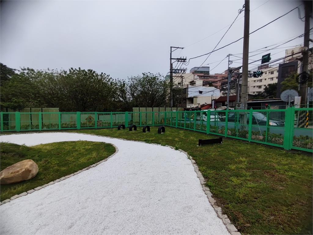 中壢2公園增設寵物友善專區 桃園動保處歡迎飼主安心帶毛小孩放電