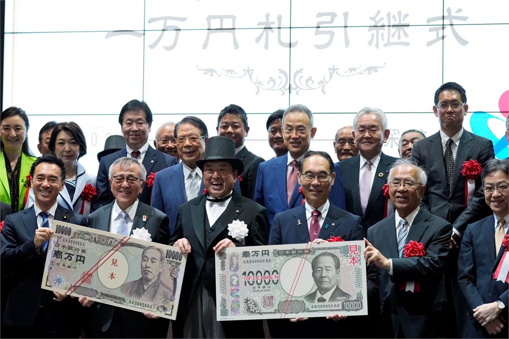日本睽違20年發行新版紙鈔　民眾湧入銀行換新鈔