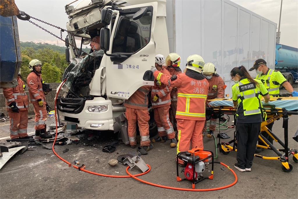 快新聞／新竹香山區上午3輛大型重車追撞　2人受傷