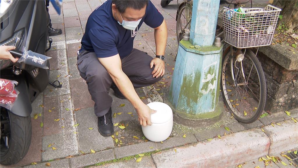 人行道有骨灰罈 民眾看了發毛報警處理