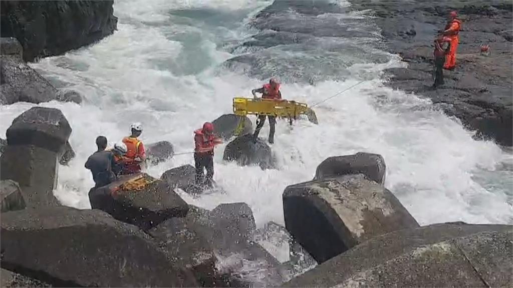 海神「甩尾」大溪漁港瘋狗浪捲釣客  整排釣客被捲入海 4死1命危5輕重傷