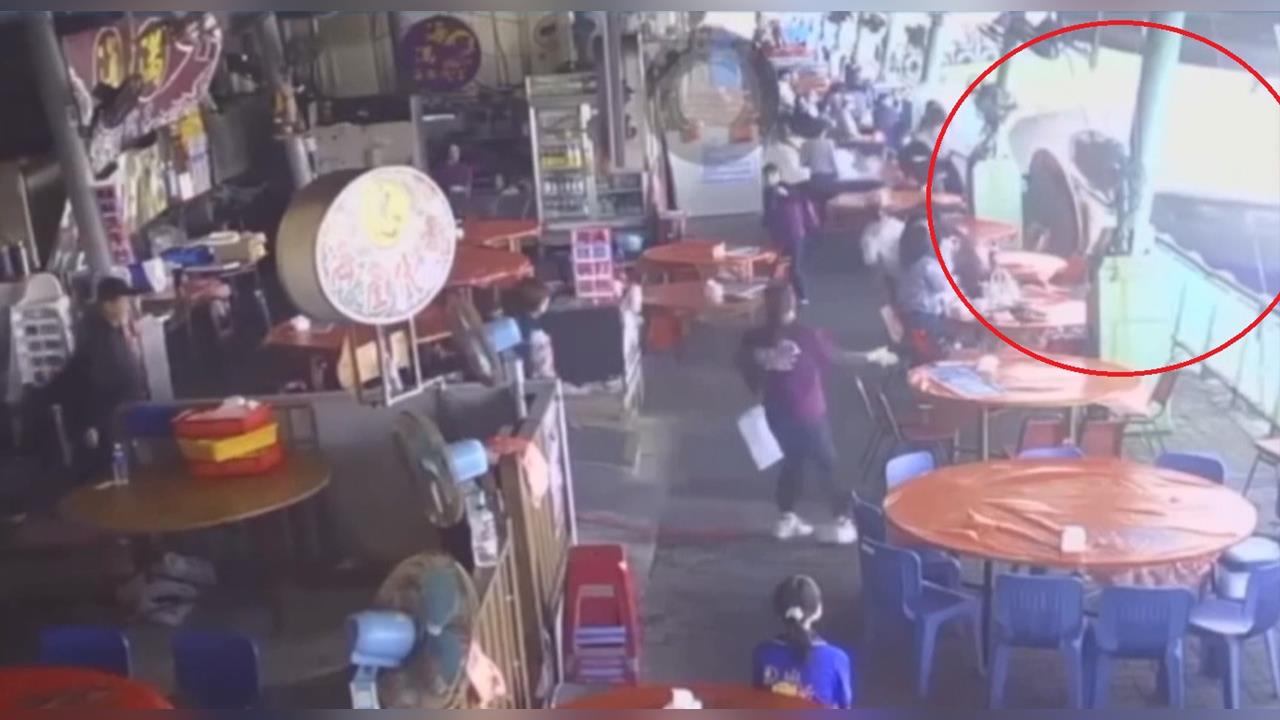 東琉線交通船撞斷華僑市場欄杆 用餐民眾嚇壞奔逃