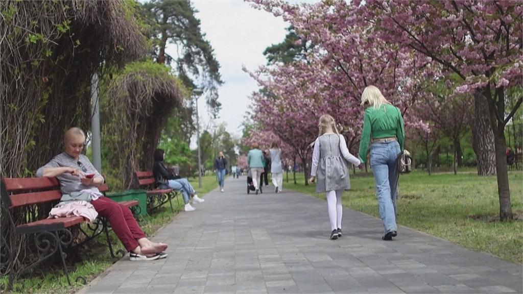 春天包圍基輔櫻花盛開　民眾跨過帶刺鐵絲網公園賞花