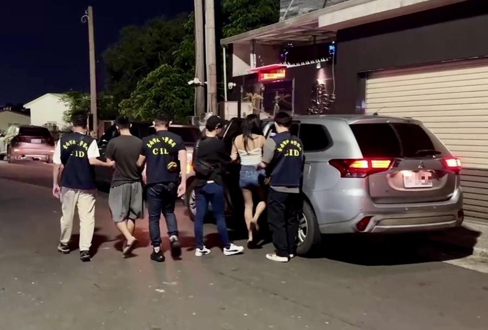 懸掛假車牌四處販毒　警逮毒鴛鴦起獲安毒與依托咪酯