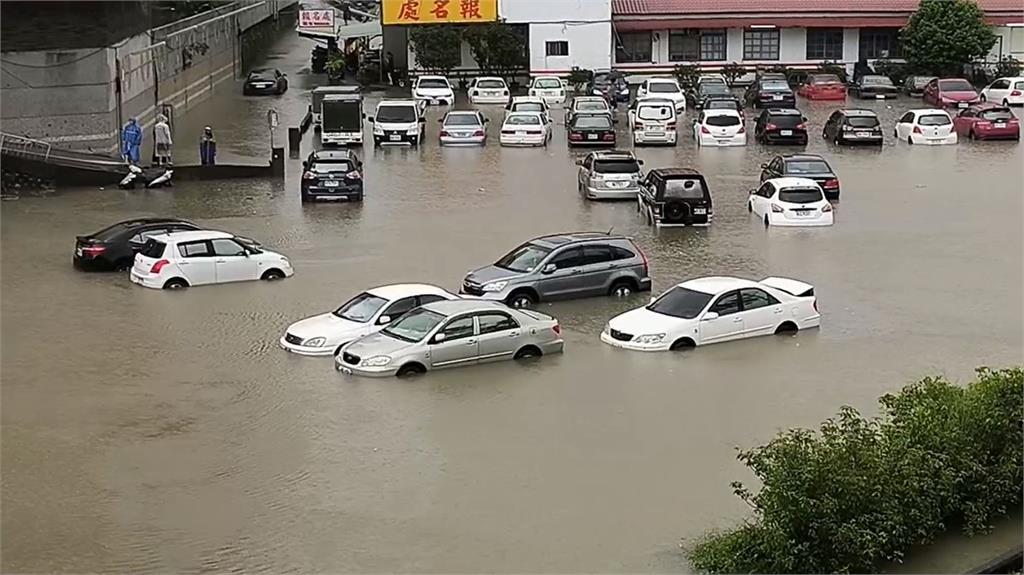 快新聞／凱米災情慘！南投貓羅溪暴漲「車子全泡水」　雲林、嘉義也淹水