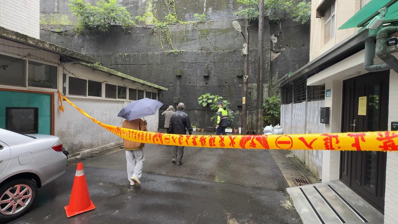 新店錦秀社區擋土牆坍塌 預防性撤離、工務局冒雨搶修
