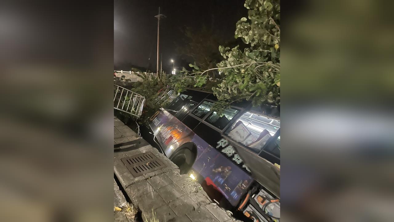 快新聞／台中驚見「田中」公車！車上2人已脫困送醫