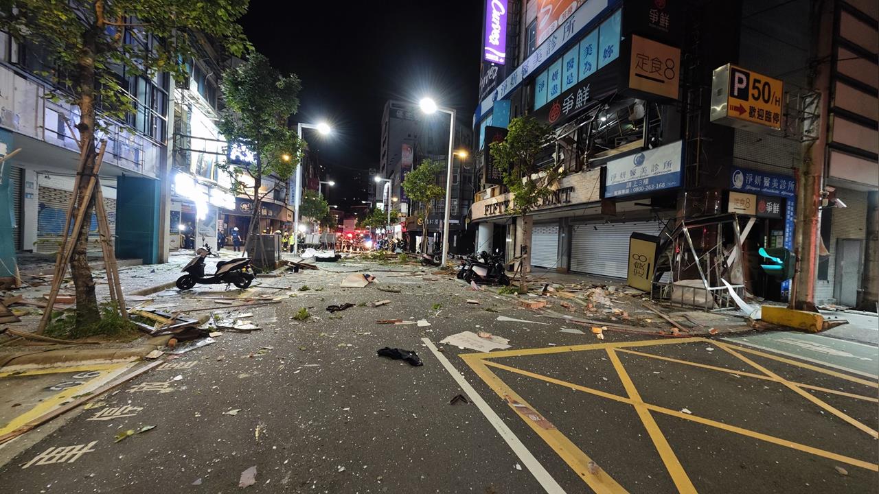 快新聞/整層炸爛!新北板橋府中商圈餐廳凌晨疑氣爆 5人送醫
