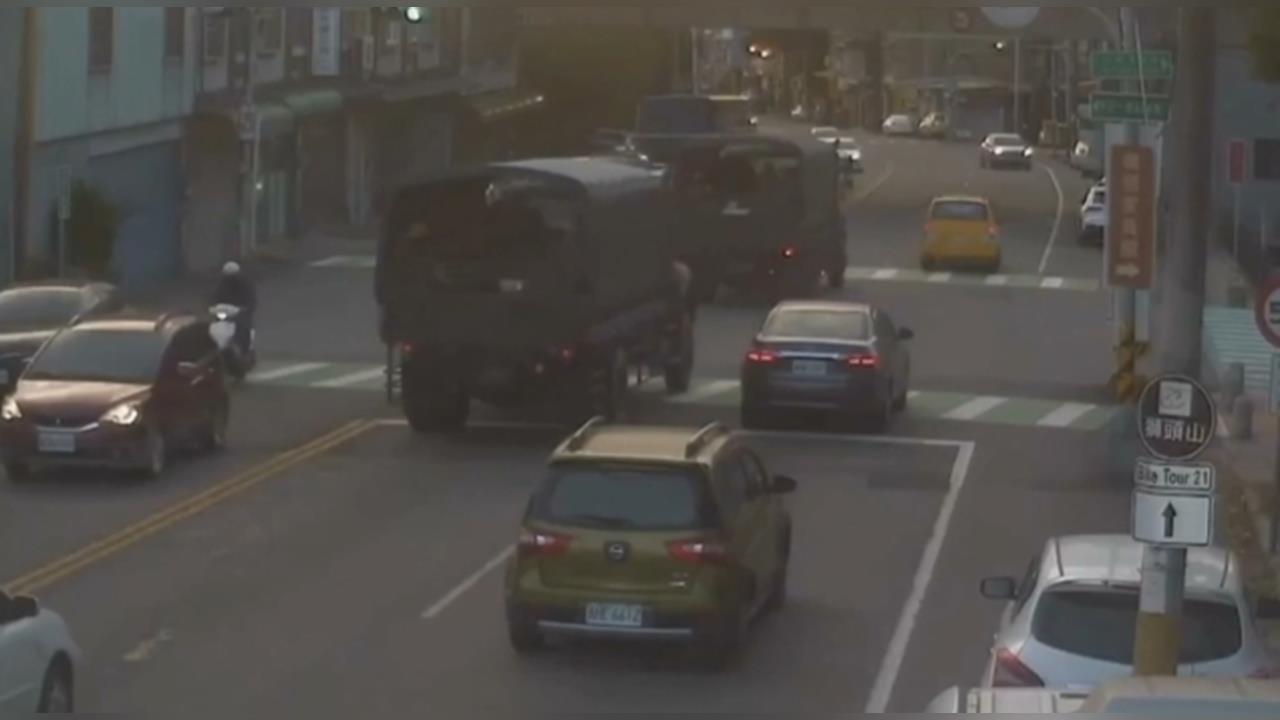 苗栗軍卡"滿載軍人" 變換車道撞轎車再波及停路邊車