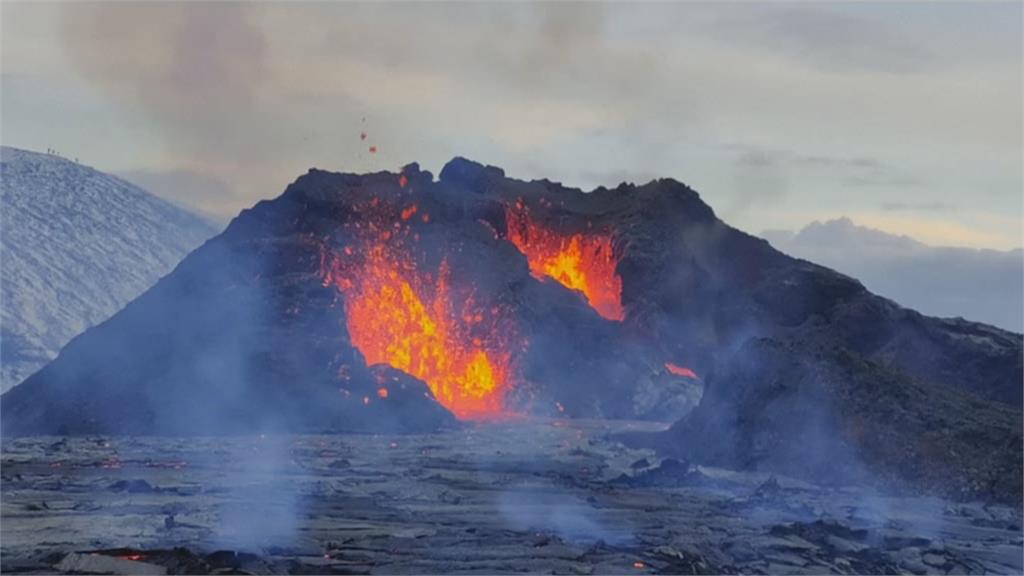 冰島休眠6千年火山爆發 5千遊客擠爆賞奇景