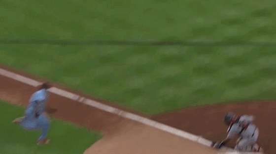 MLB(影)／不演了！費城人新四番衝本壘「跳過頭」裝了幾下「下秒直接走回休息室」
