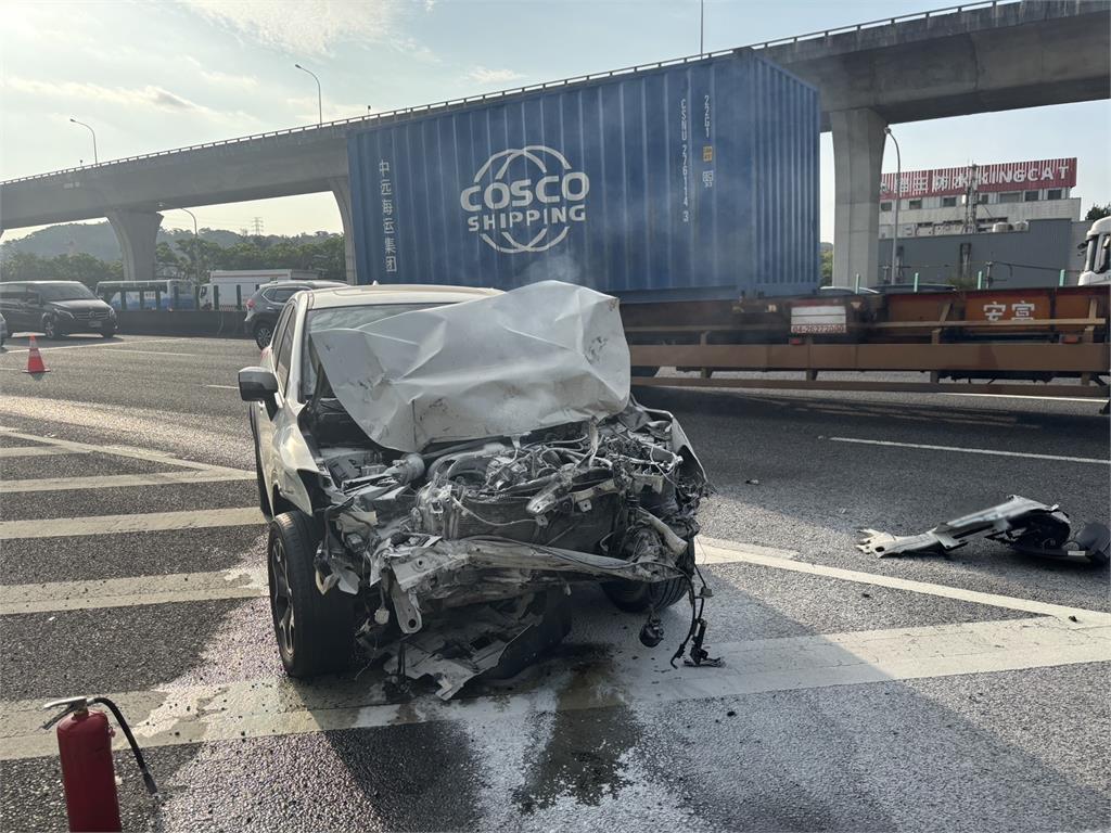 國1桃園段小客車撞大貨車「全面燃燒」 駕駛及時逃生保命